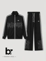 ست سویشرت و شلوار ورزشی زنانه آدیداس اصل (Adidas) با طراحی سه خط سفید و لوگوی مشکی، مناسب برای استایل روزمره و تمرینات ورزشی