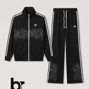 ست سویشرت و شلوار ورزشی زنانه آدیداس اصل (Adidas) با طراحی سه خط سفید و لوگوی مشکی، مناسب برای استایل روزمره و تمرینات ورزشی